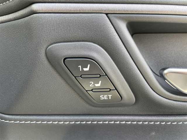 トヨタ ハリアー ハイブリッド Z レザーパッケージ 愛知県 2021(令3)年 2.8万km プレシャスブラックパール ・純正ディスプレイオーディオ（ナビ機能あり）/・フルセグテレビ/・Bluetooth/USB/AUX接続機能/・ETC2.0/・パワーシート（運転席・助手席）/・本革シート/・シートヒーター（運転席・助手席）/・シートベンチレーション（運転席・助手席）/・サンルーフ/・純正フロアマット/・パワーシート/・純正19インチアルミホイール/・純正LEDヘッドライト/・オートマチックハイビーム/・衝突軽減ブレーキ/・コーナーセンサー/・レーンキープアシスト/・ブラインドスポットモニター/・電動パーキングブレーキ/・ブレーキホールド/・純正デジタルインナーミラー（後方撮影）/・社外ドライブレコーダー（前方向）/・充電用USBポート（2個）/・MTモード付きCVT/・アダプティブクルーズコントロール/・スマートキー/・プッシュスタート/・デュアルオートエアコン