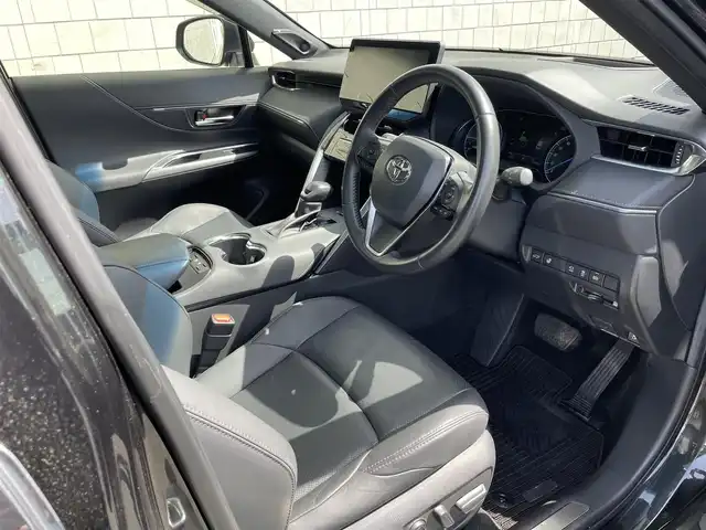 トヨタ ハリアー ハイブリッド Z レザーパッケージ 愛知県 2021(令3)年 2.8万km プレシャスブラックパール ・純正ディスプレイオーディオ（ナビ機能あり）/・フルセグテレビ/・Bluetooth/USB/AUX接続機能/・ETC2.0/・パワーシート（運転席・助手席）/・本革シート/・シートヒーター（運転席・助手席）/・シートベンチレーション（運転席・助手席）/・サンルーフ/・純正フロアマット/・パワーシート/・純正19インチアルミホイール/・純正LEDヘッドライト/・オートマチックハイビーム/・衝突軽減ブレーキ/・コーナーセンサー/・レーンキープアシスト/・ブラインドスポットモニター/・電動パーキングブレーキ/・ブレーキホールド/・純正デジタルインナーミラー（後方撮影）/・社外ドライブレコーダー（前方向）/・充電用USBポート（2個）/・MTモード付きCVT/・アダプティブクルーズコントロール/・スマートキー/・プッシュスタート/・デュアルオートエアコン