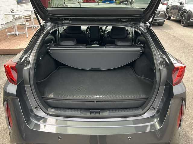 トヨタ プリウス ＰＨＶ A ユーティリティプラス 福島県 2018(平30)年 2.8万km グレーメタリック 純正１１．６インチ縦型ナビ　フルセグ　バックＣ　Ｂｌｕｅｔｏｏｔｈ　シートヒーター　レーダークルーズ　デジタルミラー型ドラレコ　ＥＴＣ２．０　純正１５ＡＷ　ＡＣ１００Ｖ電源　オート４眼ＬＥＤライト