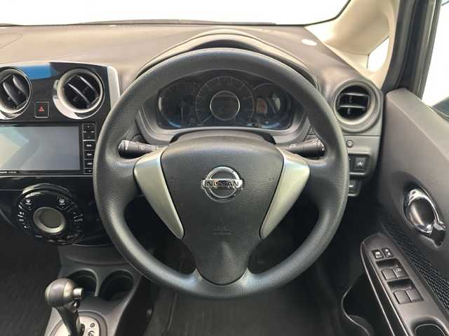日産 ノート X DIG－S Vセレ +セーフ 兵庫県 2015(平27)年 8.5万km スーパーブラック 社外メモリナビ（Bluetooth/CD/DVD)/バックカメラ/アイドリングストップ/ドアバイザー/純正フロアマット/エマージェンシーブレーキ/LEDヘッドライト/フォグランプ/オートライト/スマートキー/プッシュスタート