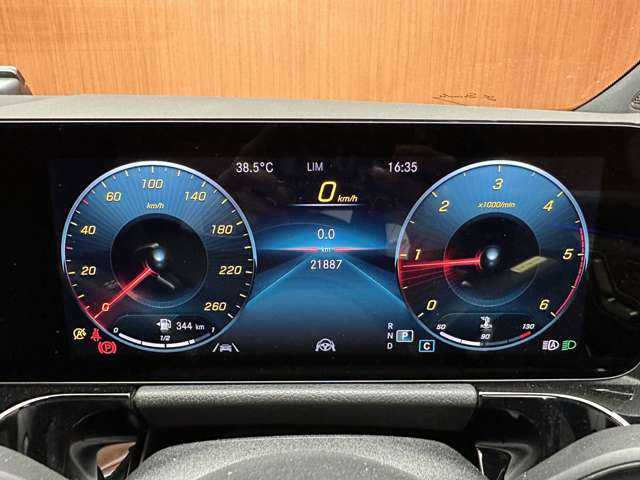 メルセデス・ベンツ Ｍ・ベンツ ＧＬＡ２００ｄ 4マチック AMGライン 千葉県 2022(令4)年 2.2万km デジタルホワイト ＡＭＧライン　/パノラマＳＲ　/グレーツートン革　/ＡＣＣ　/ナビ　/ＴＶ　/Ｂｌｕｅｔｏｏｔｈ接続　/３６０°シートヒーター　/電動リアゲート　/ＬＥＤヘッドライト　/オートハイビーム　/衝突軽減Ｂ　/ＢＳＭ　/ＬＫＡ