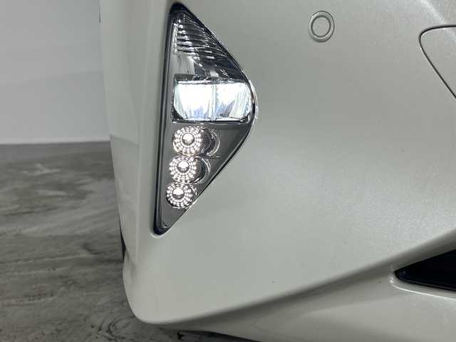 トヨタ プリウス Sセーフティプラス 福岡県 2017(平29)年 4.3万km ホワイトパールクリスタルシャイン 禁煙車/純正メモリナビ/・CD/DVD/BT/フルセグTV/・バックモニター/トヨタセーフティセンス/パーキングアシスト/革巻きステアリング/・ステアリングリモコン/前方ドライブレコーダー/ETC/LEDヘッドライト/・オートライト/・フォグランプ/トノカバー