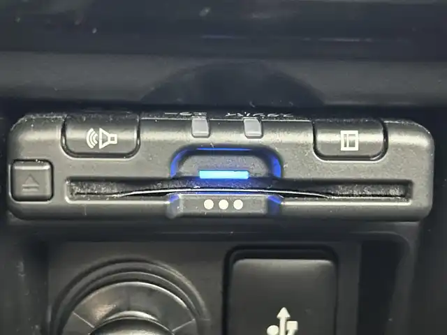 三菱 デリカＤ：５ P 佐賀県 2023(令5)年 1.5万km ホワイトダイヤモンド 純正10.1インチナビ/CD/DVD/Bluetooth/フルセグTV/全方位カメラ/両側パワースライドドア/衝突軽減ブレーキ/横滑り防止/車線逸脱防止装置/ブラインドスポットモニター/ETC/前方ドライブレコーダー/ステアリングヒーター/電動パワーバックドア/パドルシフト/ウィンカーミラー/LEDヘッドライト/フォグランプ/純正18インチアルミホイール/パワーシート/追従付きクルーズコントロール/ステアリングリモコン/ダブルエアコン/合皮シートカバー
