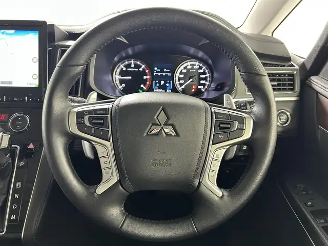 三菱 デリカＤ：５ P 佐賀県 2023(令5)年 1.5万km ホワイトダイヤモンド 純正10.1インチナビ/CD/DVD/Bluetooth/フルセグTV/全方位カメラ/両側パワースライドドア/衝突軽減ブレーキ/横滑り防止/車線逸脱防止装置/ブラインドスポットモニター/ETC/前方ドライブレコーダー/ステアリングヒーター/電動パワーバックドア/パドルシフト/ウィンカーミラー/LEDヘッドライト/フォグランプ/純正18インチアルミホイール/パワーシート/追従付きクルーズコントロール/ステアリングリモコン/ダブルエアコン/合皮シートカバー