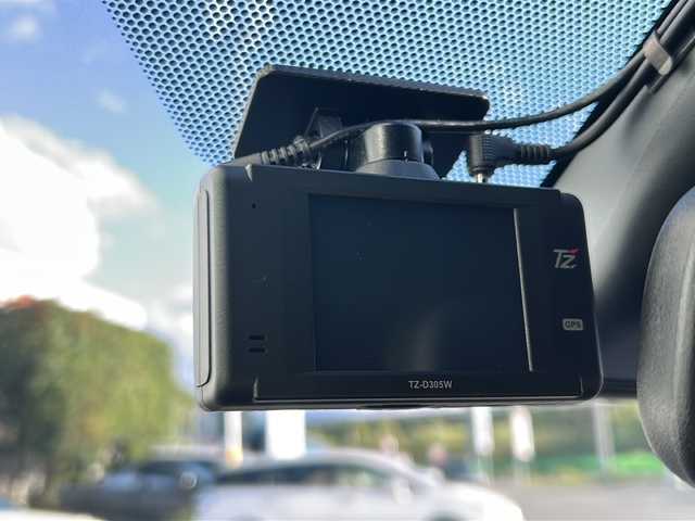 トヨタ ヤリス ハイブリッド G 山形県 2020(令2)年 2.1万km シルバーM トヨタセーフティーセンス/レーダークルーズコントロール/プリクラッシュセーフティーサポートシステム/パーキングアシスト/レーンキープアシスト/前後コーナーセンサー/純正ナビ/（Bluetooth/AM/FM/USB)/前後純正ドライブレコーダー/全方位カメラ/オートLEDヘッドライト/オートマッチクハイビーム/ビルトインETC/電動格納ミラー/ウィンカーミラー/スマートキー×2/純正フロアマット/ドアバイザー
