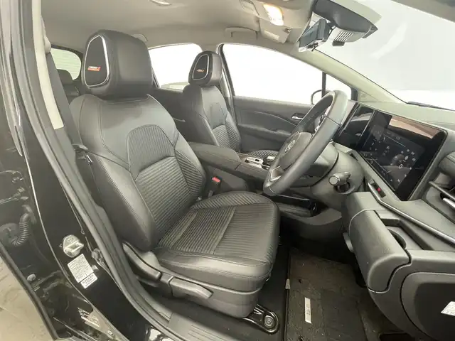 日産 オーラ G レザーエディション 滋賀県 2023(令5)年 1.2万km 黒 純正9インチナビ/Bluetooth/USB/AppleCarPlay/フルセグテレビ/アラウンドビューモニター/プロパイロット/全方位運転支援システム/・インテリジェントエマージェンシーブレーキ/・踏み間違い衝突防止アシスト/・標識検知機能/・前方衝突予測警報/・車線逸脱警報/・ふらつき警報/・車線逸脱防止支援システム/・エマージェンシーストップシグナル/インテリジェントルームミラー/ビルトインETC2.0/ドライブレコーダー/置くだけ充電/BOSEサウンドシステム/LEDヘッドライト/オートライト/プシュスタート/スマートキー