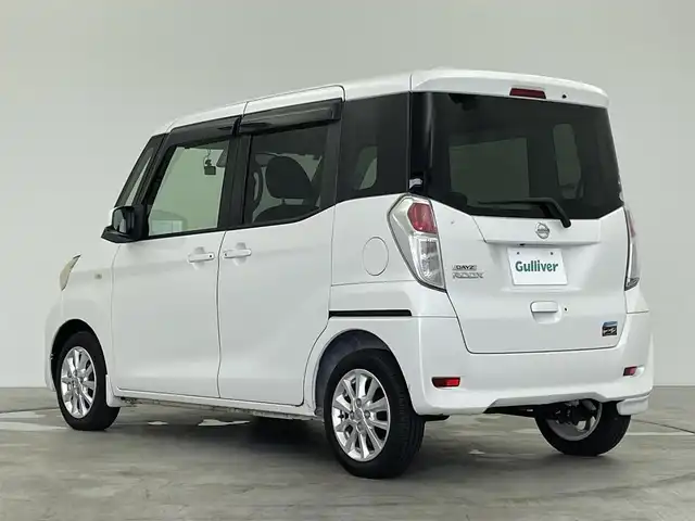 日産 デイズ ルークス X Vセレクション 群馬県 2016(平28)年 7.9万km ホワイトパール 禁煙車　純正ナビ　ＢＴ　フルセグ　フリップダウンモニター　全方位カメラ　両側パワスラ　衝突軽減　ドライブレコーダー　アイドリングストップ　横滑り防止　オートエアコン　Ｐスタート　ステアリングスイッチ