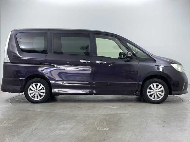 日産 セレナ ハイウェイスター 道央・札幌 2013(平25)年 7.1万km オーロラモーヴ ・4WD/・純正ナビCD&DVD&BT/・バックカメラ/・両側パワースライドドア/・クルーズコントロール/・横滑り防止装置/・ビルトインETC/・純正フロアマット/・HIDヘッドライト/・フォグランプ/・オートライト/・スマートキー/・純正エンジンスターター/・社外スタッドレスタイヤ積込