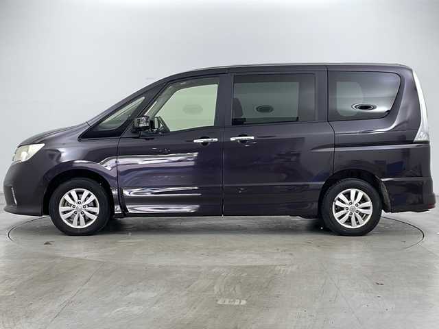 日産 セレナ ハイウェイスター 道央・札幌 2013(平25)年 7.1万km オーロラモーヴ ・4WD/・純正ナビCD&DVD&BT/・バックカメラ/・両側パワースライドドア/・クルーズコントロール/・横滑り防止装置/・ビルトインETC/・純正フロアマット/・HIDヘッドライト/・フォグランプ/・オートライト/・スマートキー/・純正エンジンスターター/・社外スタッドレスタイヤ積込