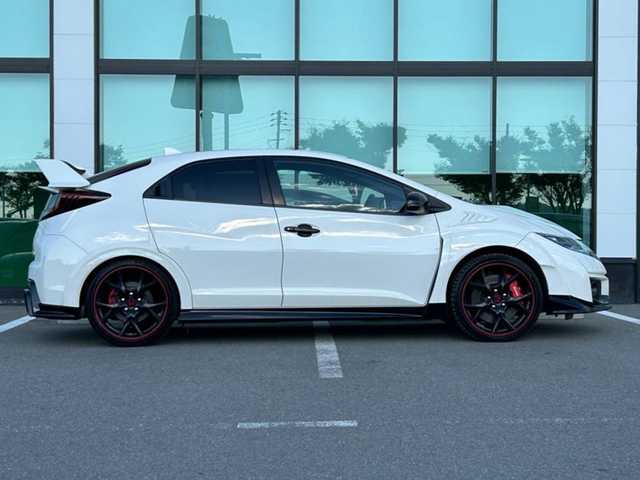 ホンダ シビック タイプR 和歌山県 2016(平28)年 9.1万km チャンピオンシップホワイト 純正7インチナビ/Bluetooth/USB/バックカメラ/ETC2.0/前後ドライブレコーダー/クルーズコントロール/革巻きステアリング/ステアリングスイッチ/LEDヘッドライト/フォグランプ/オートライト/純正19インチAW/純正フロアマット/プッシュスタート/スマートキー/スペアキー/取扱説明書