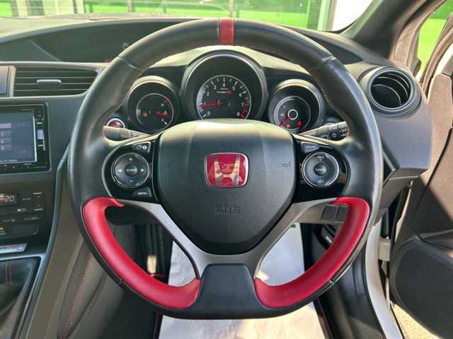 ホンダ シビック タイプR 和歌山県 2016(平28)年 9.1万km チャンピオンシップホワイト 純正7インチナビ/Bluetooth/USB/バックカメラ/ETC2.0/前後ドライブレコーダー/クルーズコントロール/革巻きステアリング/ステアリングスイッチ/LEDヘッドライト/フォグランプ/オートライト/純正19インチAW/純正フロアマット/プッシュスタート/スマートキー/スペアキー/取扱説明書