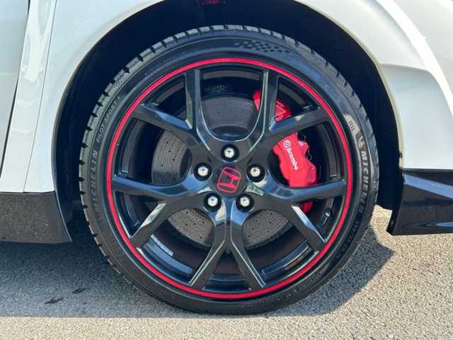 ホンダ シビック タイプR 和歌山県 2016(平28)年 9.1万km チャンピオンシップホワイト 純正7インチナビ/Bluetooth/USB/バックカメラ/ETC2.0/前後ドライブレコーダー/クルーズコントロール/革巻きステアリング/ステアリングスイッチ/LEDヘッドライト/フォグランプ/オートライト/純正19インチAW/純正フロアマット/プッシュスタート/スマートキー/スペアキー/取扱説明書