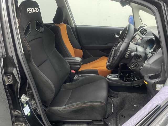 ホンダ フィット RS 栃木県 2010(平22)年 10.5万km クリスタルブラックパール 無限グリル/無限リアスポイラー/純正ナビ/　　CD/DVD/AM/FM/バックカメラ/ビルトインETC/純正フロアマット/レカロシート/オートライト/HID/リモコンキー/保証書・取説