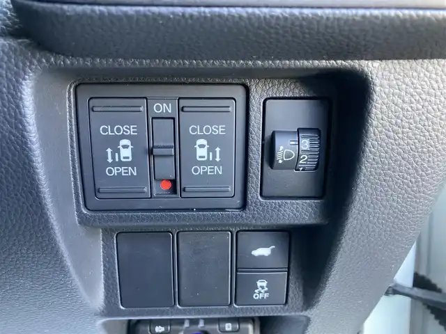 ホンダ ステップワゴン スパーダ eHEV 香川県 2022(令4)年 7.3万km プラチナホワイトパール 純正11.4型ナビ/フルセグTV/純正15.6型リア席モニター/両側パワースライドドア/マルチビューカメラ/ビルトインETC/アダプティブクルーズコントロール/ホンダセンシング/・衝突被害軽減ブレーキ/・車線逸脱防止支援/・前後誤発進抑制/・ブラインドスポットインフォメーション/・標識認識/・オートハイビーム/LEDヘッドランプ/革巻きステアリング/パドルシフト/合皮/撥水加工ファブリックコンビシート/前席シートヒーター/2列目キャプテンシート/オットマン/純正16インチアルミホイール/スマートキー/プッシュエンジンスタート/禁煙車