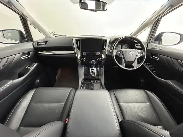 トヨタ アルファード SC 道央・札幌 2018(平30)年 2.3万km ホワイトパールクリスタルシャイン ・ワンオーナー/・４WD/・寒冷地仕様/・アルパイン11インチナビゲーション/　CD/DVD/フルセグ/SD/BT/・社外フリップダウンモニター/・純正ビルトインETC/・バックカメラ/・両側パワースライドドア/・パワーバックドア/・プリクラッシュセーフティ/・レーダークルーズコントロール/・横滑り防止装置/・前後コーナーセンサー/・レーンキープアシスト/・ロードサインアシスト/・先行車発進通知/・オートブレーキホールド/・１００V充電/・前席パワーシート/・レザーシート/・前席シートヒーター/エアシート/・ステアリングヒーター/・オットマン/・オートライト/・オートマチックハイビーム/・LEDヘッドライト/・フロントフォグライト/・純正フロアマット　（助手席/2列目一部欠品）/・スマートキー/・プッシュスタート/・純正AW18インチ/・nanoe