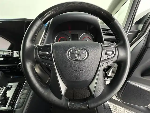 トヨタ アルファード SC 道央・札幌 2018(平30)年 2.3万km ホワイトパールクリスタルシャイン ・ワンオーナー/・４WD/・寒冷地仕様/・アルパイン11インチナビゲーション/　CD/DVD/フルセグ/SD/BT/・社外フリップダウンモニター/・純正ビルトインETC/・バックカメラ/・両側パワースライドドア/・パワーバックドア/・プリクラッシュセーフティ/・レーダークルーズコントロール/・横滑り防止装置/・前後コーナーセンサー/・レーンキープアシスト/・ロードサインアシスト/・先行車発進通知/・オートブレーキホールド/・１００V充電/・前席パワーシート/・レザーシート/・前席シートヒーター/エアシート/・ステアリングヒーター/・オットマン/・オートライト/・オートマチックハイビーム/・LEDヘッドライト/・フロントフォグライト/・純正フロアマット　（助手席/2列目一部欠品）/・スマートキー/・プッシュスタート/・純正AW18インチ/・nanoe