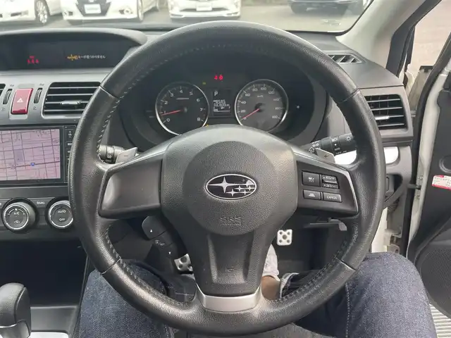 スバル インプレッサ ＸＶ 2．0i－L アイサイト 道東・釧路十勝 2013(平25)年 3.8万km サテンホワイトパール 4WD/純正ナビ/(FM AM CD DVD BT フルセグTV)/バックカメラ/衝突軽減ブレーキ/レーダークルーズコントロール/パワーシート/プッシュスタート/スマートキー/HID/ETC/パドルシフト/オートライト/ドアバイザー/フロアマット/革巻きステアリング