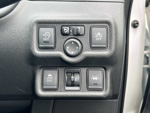 日産 ノート X 千葉県 2017(平29)年 5.7万km ブリリアントホワイトパール 社外メモリナビ/ワンセグTV/Bluetooth/CD/ラジオ/衝突軽減ブレーキ/レーンキープアシスト/ドアバイザー/スマートキー