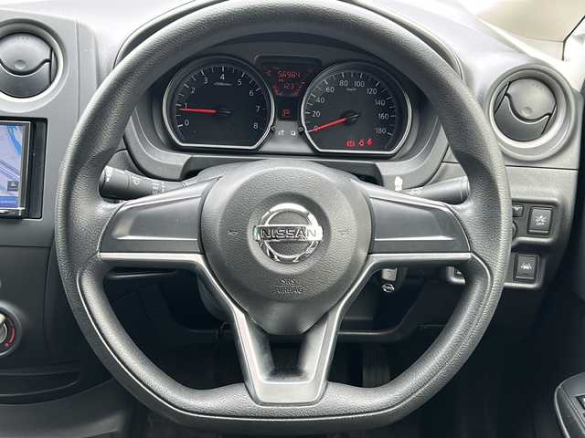 日産 ノート X 千葉県 2017(平29)年 5.7万km ブリリアントホワイトパール 社外メモリナビ/ワンセグTV/Bluetooth/CD/ラジオ/衝突軽減ブレーキ/レーンキープアシスト/ドアバイザー/スマートキー