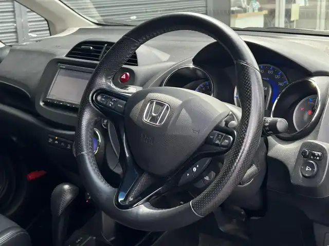 ホンダ フィット シャトル ハイブリッド スマートセレ クールED 茨城県 2014(平26)年 12.6万km プレミアムブルームーンパール 純正ナビ　/ＴＶ　/ＢＴ　/ＤＶＤ　/ＣＤ　/バックカメラ　/ハーフレザーシート　/シートヒーター　/ＥＴＣ　/ドラレコ　/オートライト　/オートエアコン　/フロアマット　/純正１５インチアルミホイール　/禁煙車