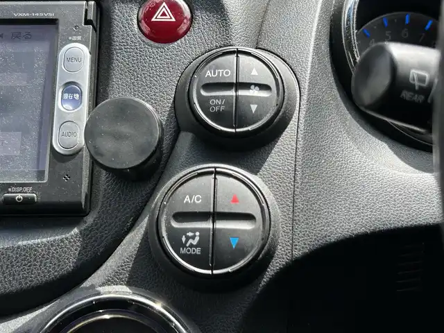 ホンダ フィット シャトル ハイブリッド スマートセレ クールED 茨城県 2014(平26)年 12.6万km プレミアムブルームーンパール 純正ナビ　/ＴＶ　/ＢＴ　/ＤＶＤ　/ＣＤ　/バックカメラ　/ハーフレザーシート　/シートヒーター　/ＥＴＣ　/ドラレコ　/オートライト　/オートエアコン　/フロアマット　/純正１５インチアルミホイール　/禁煙車