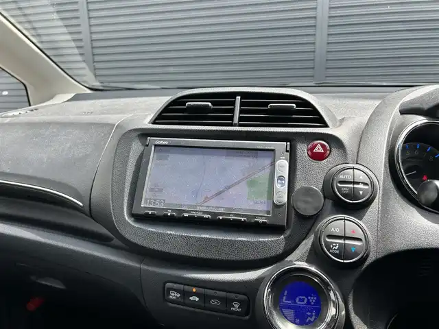 ホンダ フィット シャトル ハイブリッド スマートセレ クールED 茨城県 2014(平26)年 12.6万km プレミアムブルームーンパール 純正ナビ　/ＴＶ　/ＢＴ　/ＤＶＤ　/ＣＤ　/バックカメラ　/ハーフレザーシート　/シートヒーター　/ＥＴＣ　/ドラレコ　/オートライト　/オートエアコン　/フロアマット　/純正１５インチアルミホイール　/禁煙車