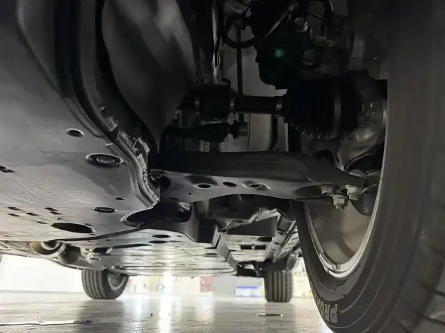 トヨタ ハリアー ハイブリッド Z 三重県 2024(令6)年 0.7万km プラチナホワイトパールマイカ ハイブリッド/FF/MTモード付フロアCVT/純正 12.3インチナビ/（AM/FM/USB/Bluetooth/Miracast/CarPlay/AndroidAuto）/バックガイドモニター/JBLプレミアムサウンドシステム/ドライブレコーダー 前後（デジタルミラー内蔵型）/ビルトイン ETC2.0/Toyota Safety Sense/・プリクラッシュセーフティ［PCS］/・レーントレーシングアシスト［LTA］/・レーダークルーズ（全車速追従機能付）/・アダプティブハイビームシステム［AHS］/・ロードサインアシスト［RSA］/・先行車発進告知機能［TMN］/・インテリジェントクリアランスソナー［パーキングサポートブレーキ（周囲静止物＋後方接近車両）］/・ブラインドスポットモニター＋リヤクロストライフィックオートブレーキ/装備/・デジタルインナーミラー/・本革シート/・パワーシート（D8way）/・ハンズフリーパワーバックドア/・カラーヘッドアップディスプレイ/・オートライト＆LEDヘッドランプ・フロントフォグランプ/・純正19inAW/【OP】寒冷地仕様/・ウインドシールドデアイサー、LEDリヤフォグランプなど/・取/ナビ取/など