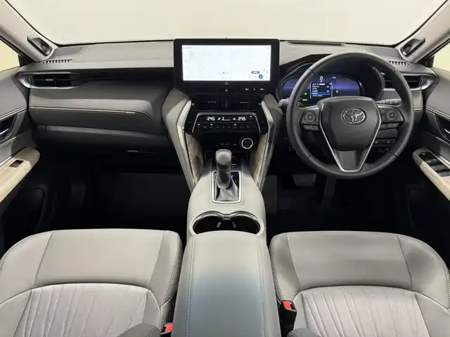 トヨタ ハリアー ハイブリッド Z 三重県 2024(令6)年 0.7万km プラチナホワイトパールマイカ ハイブリッド/FF/MTモード付フロアCVT/純正 12.3インチナビ/（AM/FM/USB/Bluetooth/Miracast/CarPlay/AndroidAuto）/バックガイドモニター/JBLプレミアムサウンドシステム/ドライブレコーダー 前後（デジタルミラー内蔵型）/ビルトイン ETC2.0/Toyota Safety Sense/・プリクラッシュセーフティ［PCS］/・レーントレーシングアシスト［LTA］/・レーダークルーズ（全車速追従機能付）/・アダプティブハイビームシステム［AHS］/・ロードサインアシスト［RSA］/・先行車発進告知機能［TMN］/・インテリジェントクリアランスソナー［パーキングサポートブレーキ（周囲静止物＋後方接近車両）］/・ブラインドスポットモニター＋リヤクロストライフィックオートブレーキ/装備/・デジタルインナーミラー/・本革シート/・パワーシート（D8way）/・ハンズフリーパワーバックドア/・カラーヘッドアップディスプレイ/・オートライト＆LEDヘッドランプ・フロントフォグランプ/・純正19inAW/【OP】寒冷地仕様/・ウインドシールドデアイサー、LEDリヤフォグランプなど/・取/ナビ取/など
