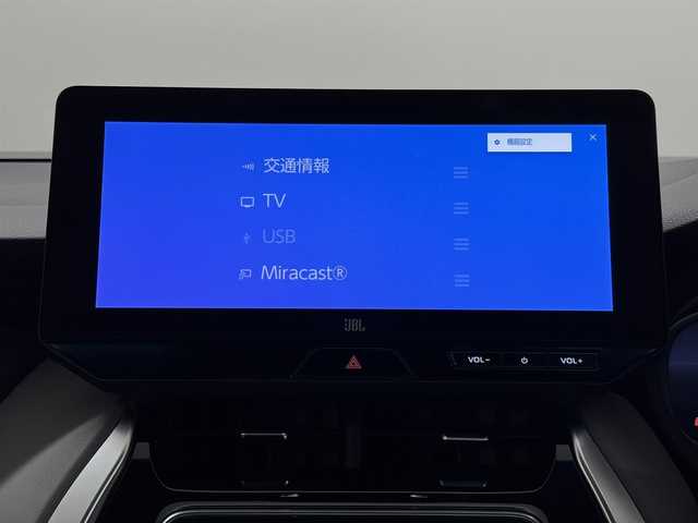 トヨタ ハリアー ハイブリッド Z 三重県 2024(令6)年 0.7万km プラチナホワイトパールマイカ ハイブリッド/FF/MTモード付フロアCVT/純正 12.3インチナビ/（AM/FM/USB/Bluetooth/Miracast/CarPlay/AndroidAuto）/バックガイドモニター/JBLプレミアムサウンドシステム/ドライブレコーダー 前後（デジタルミラー内蔵型）/ビルトイン ETC2.0/Toyota Safety Sense/・プリクラッシュセーフティ［PCS］/・レーントレーシングアシスト［LTA］/・レーダークルーズ（全車速追従機能付）/・アダプティブハイビームシステム［AHS］/・ロードサインアシスト［RSA］/・先行車発進告知機能［TMN］/・インテリジェントクリアランスソナー［パーキングサポートブレーキ（周囲静止物＋後方接近車両）］/・ブラインドスポットモニター＋リヤクロストライフィックオートブレーキ/装備/・デジタルインナーミラー/・本革シート/・パワーシート（D8way）/・ハンズフリーパワーバックドア/・カラーヘッドアップディスプレイ/・オートライト＆LEDヘッドランプ・フロントフォグランプ/・純正19inAW/【OP】寒冷地仕様/・ウインドシールドデアイサー、LEDリヤフォグランプなど/・取/ナビ取/など