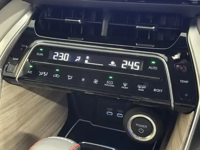 トヨタ ハリアー ハイブリッド Z 三重県 2024(令6)年 0.7万km プラチナホワイトパールマイカ ハイブリッド/FF/MTモード付フロアCVT/純正 12.3インチナビ/（AM/FM/USB/Bluetooth/Miracast/CarPlay/AndroidAuto）/バックガイドモニター/JBLプレミアムサウンドシステム/ドライブレコーダー 前後（デジタルミラー内蔵型）/ビルトイン ETC2.0/Toyota Safety Sense/・プリクラッシュセーフティ［PCS］/・レーントレーシングアシスト［LTA］/・レーダークルーズ（全車速追従機能付）/・アダプティブハイビームシステム［AHS］/・ロードサインアシスト［RSA］/・先行車発進告知機能［TMN］/・インテリジェントクリアランスソナー［パーキングサポートブレーキ（周囲静止物＋後方接近車両）］/・ブラインドスポットモニター＋リヤクロストライフィックオートブレーキ/装備/・デジタルインナーミラー/・本革シート/・パワーシート（D8way）/・ハンズフリーパワーバックドア/・カラーヘッドアップディスプレイ/・オートライト＆LEDヘッドランプ・フロントフォグランプ/・純正19inAW/【OP】寒冷地仕様/・ウインドシールドデアイサー、LEDリヤフォグランプなど/・取/ナビ取/など