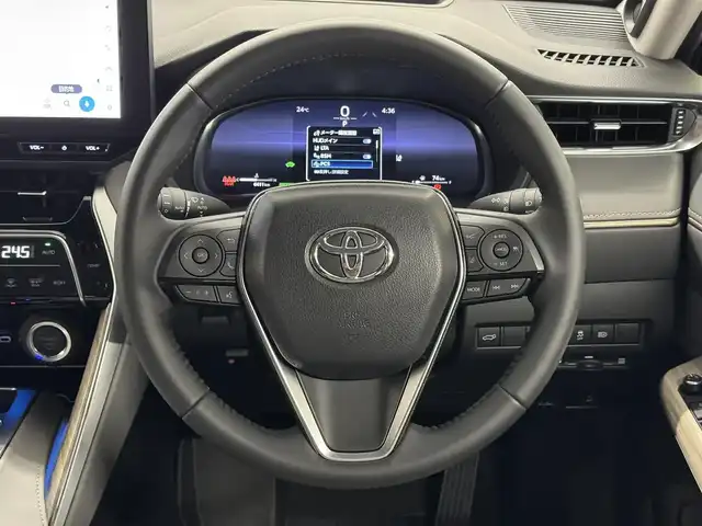 トヨタ ハリアー ハイブリッド Z 三重県 2024(令6)年 0.7万km プラチナホワイトパールマイカ ハイブリッド/FF/MTモード付フロアCVT/純正 12.3インチナビ/（AM/FM/USB/Bluetooth/Miracast/CarPlay/AndroidAuto）/バックガイドモニター/JBLプレミアムサウンドシステム/ドライブレコーダー 前後（デジタルミラー内蔵型）/ビルトイン ETC2.0/Toyota Safety Sense/・プリクラッシュセーフティ［PCS］/・レーントレーシングアシスト［LTA］/・レーダークルーズ（全車速追従機能付）/・アダプティブハイビームシステム［AHS］/・ロードサインアシスト［RSA］/・先行車発進告知機能［TMN］/・インテリジェントクリアランスソナー［パーキングサポートブレーキ（周囲静止物＋後方接近車両）］/・ブラインドスポットモニター＋リヤクロストライフィックオートブレーキ/装備/・デジタルインナーミラー/・本革シート/・パワーシート（D8way）/・ハンズフリーパワーバックドア/・カラーヘッドアップディスプレイ/・オートライト＆LEDヘッドランプ・フロントフォグランプ/・純正19inAW/【OP】寒冷地仕様/・ウインドシールドデアイサー、LEDリヤフォグランプなど/・取/ナビ取/など