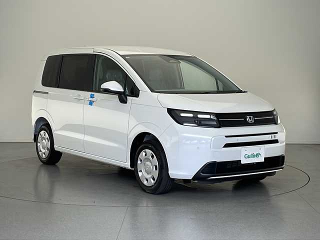 ホンダ フリード ハイブリット e:HEV AIR 長野県 2025(令7)年 0.1万km未満 プラチナホワイトパール 4WD/寒冷地仕様/純正9インチナビ　LXM-242ZFNI/（フルセグ/Bluetooth/AppleCarPlay/AndroidAuto)/バックカメラ/衝突軽減ブレーキ/レーンキープアシスト/レーダークルーズコントロール/前後コーナーセンサー/踏み間違い防止/標識認識機能/先行車発進機能/両側電動スライドドア/前席シートヒーター/LEDヘッドライト/オートライト/電子パーキングブレーキ/ブレーキホールド/ステアリングスイッチ/取扱説明書/保証書/スマートキー/スペアキー