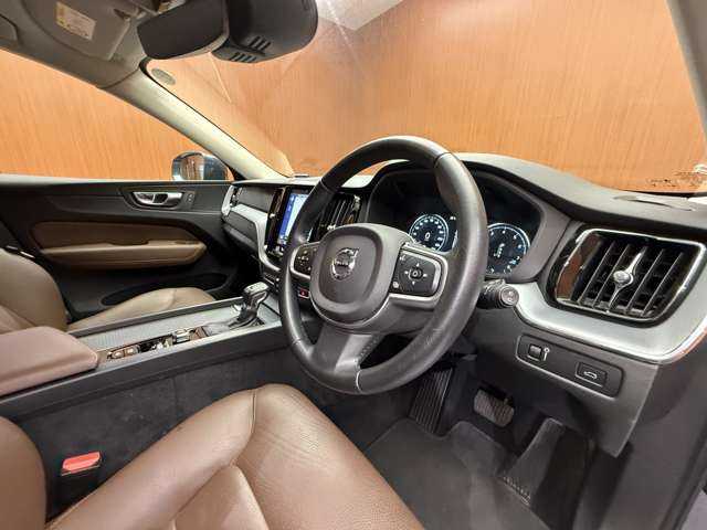 ボルボ ＸＣ６０ T5 AWD モーメンタム 千葉県 2019(令1)年 5.3万km デニムブルーメタリック ＡＣＣ　/茶革　/ナビ　/ＴＶ　/ＣａｒＰｌａｙ　/３６０°シートヒーター　/電動リアゲート　/パーキングアシスト　/ＬＥＤヘッドライト　/ハイパフォーマンスオーディオ　/衝突軽減Ｂ　/ＢＳＭ　/ＬＫＡ　　/ＥＴＣ　/禁煙車
