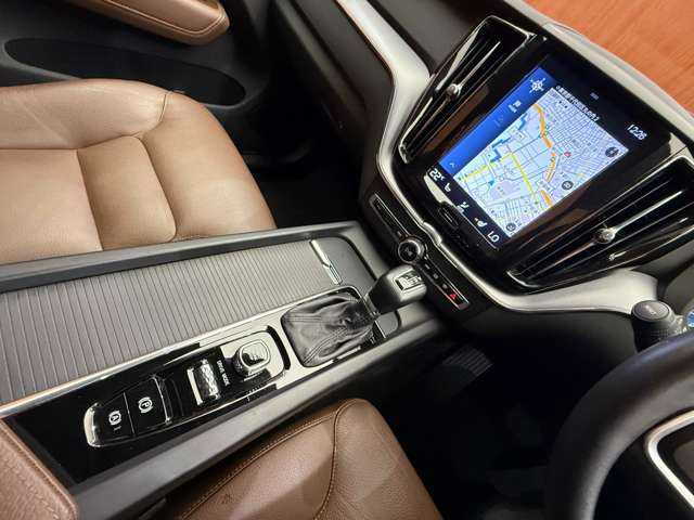 ボルボ ＸＣ６０ T5 AWD モーメンタム 千葉県 2019(令1)年 5.3万km デニムブルーメタリック ＡＣＣ　/茶革　/ナビ　/ＴＶ　/ＣａｒＰｌａｙ　/３６０°シートヒーター　/電動リアゲート　/パーキングアシスト　/ＬＥＤヘッドライト　/ハイパフォーマンスオーディオ　/衝突軽減Ｂ　/ＢＳＭ　/ＬＫＡ　　/ＥＴＣ　/禁煙車