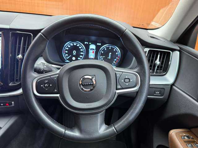 ボルボ ＸＣ６０ T5 AWD モーメンタム 千葉県 2019(令1)年 5.3万km デニムブルーメタリック ＡＣＣ　/茶革　/ナビ　/ＴＶ　/ＣａｒＰｌａｙ　/３６０°シートヒーター　/電動リアゲート　/パーキングアシスト　/ＬＥＤヘッドライト　/ハイパフォーマンスオーディオ　/衝突軽減Ｂ　/ＢＳＭ　/ＬＫＡ　　/ＥＴＣ　/禁煙車