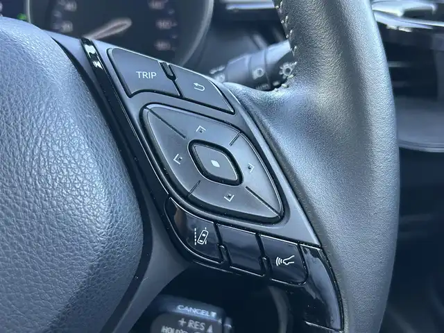 トヨタ Ｃ－ＨＲ G モード ネロセーフティプラスⅢ 静岡県 2023(令5)年 5.7万km ブラックマイカ ワンオーナー　/純正マルチメディア　/・Ｂｌｕｅｔｏｏｔｈ接続　/・USB入力端子/・Ａｐｐｌｅ　ＣａｒＰｌａｙ　/・Ａｎｄｒｏｉｄ　Ａｕｔｏ　/トヨタセーフティーセンス　/・プリクラッシュセーフティ/・レーンディパーチャーアラート/・オートマチックハイビーム/・レーダークルーズコントロール/ＢＳＭ/パノラミックビューモニター/プッシュスタート　/スマートキー　/電動パーキングブレーキ/オートブレーキホールド/前席シートヒーター/ＬＥＤオートライト/ビルトインETC/取扱説明書/保証書
