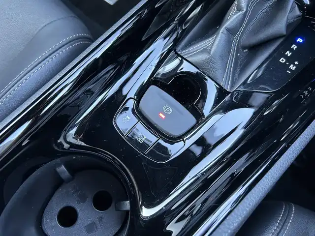 トヨタ Ｃ－ＨＲ G モード ネロセーフティプラスⅢ 静岡県 2023(令5)年 5.7万km ブラックマイカ ワンオーナー　/純正マルチメディア　/・Ｂｌｕｅｔｏｏｔｈ接続　/・USB入力端子/・Ａｐｐｌｅ　ＣａｒＰｌａｙ　/・Ａｎｄｒｏｉｄ　Ａｕｔｏ　/トヨタセーフティーセンス　/・プリクラッシュセーフティ/・レーンディパーチャーアラート/・オートマチックハイビーム/・レーダークルーズコントロール/ＢＳＭ/パノラミックビューモニター/プッシュスタート　/スマートキー　/電動パーキングブレーキ/オートブレーキホールド/前席シートヒーター/ＬＥＤオートライト/ビルトインETC/取扱説明書/保証書