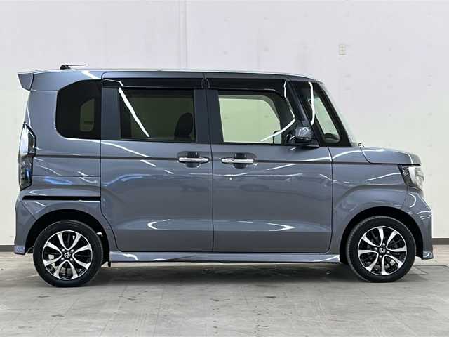 ホンダ Ｎ ＢＯＸ カスタム G L ホンダセンシング 道央・札幌 2017(平29)年 5.5万km シャイニンググレーM /4WD//純正ナビ：VXU-185NBi/(CD/DVD/BT/SD/フルセグ/ラジオ)//寒冷地仕様//ホンダセンシング//バックカメラ//片側パワースライドドア//レーダークルーズコントロール//ビルトインETC//純正エンジンスターター //横滑り防止装置//レーンキープアシスト//オートエアコン//オートライト//フォグライト//シートヒーター（運転席、助手席）//スペアキー1本