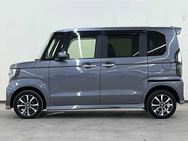 ホンダ Ｎ ＢＯＸ カスタム G L ホンダセンシング 道央・札幌 2017(平29)年 5.5万km シャイニンググレーM /4WD//純正ナビ：VXU-185NBi/(CD/DVD/BT/SD/フルセグ/ラジオ)//寒冷地仕様//ホンダセンシング//バックカメラ//片側パワースライドドア//レーダークルーズコントロール//ビルトインETC//純正エンジンスターター //横滑り防止装置//レーンキープアシスト//オートエアコン//オートライト//フォグライト//シートヒーター（運転席、助手席）//スペアキー1本
