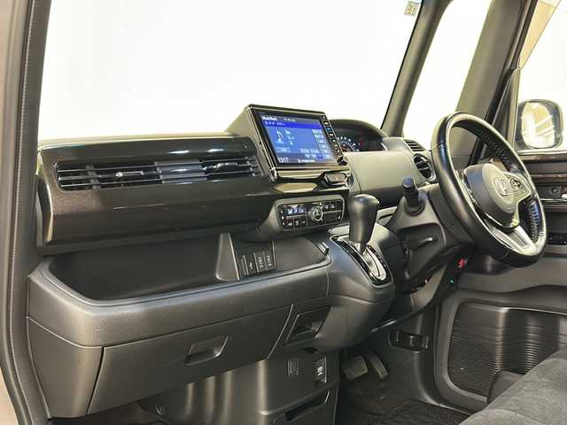 ホンダ Ｎ ＢＯＸ カスタム G L ホンダセンシング 道央・札幌 2017(平29)年 5.5万km シャイニンググレーM /4WD//純正ナビ：VXU-185NBi/(CD/DVD/BT/SD/フルセグ/ラジオ)//寒冷地仕様//ホンダセンシング//バックカメラ//片側パワースライドドア//レーダークルーズコントロール//ビルトインETC//純正エンジンスターター //横滑り防止装置//レーンキープアシスト//オートエアコン//オートライト//フォグライト//シートヒーター（運転席、助手席）//スペアキー1本