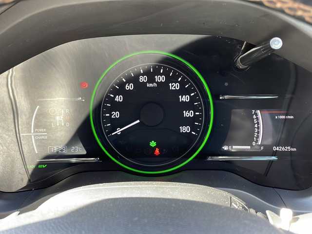 ホンダ ヴェゼル ハイブリッド Z ホンダセンシング 新潟県 2019(平31)年 4.3万km プラチナホワイトパール 純正メモリナビ/（DTV/DVD/Bluetooth）/ホンダセンシング/衝突軽減/レーンキープアシスト/先行発進検知/クルーズコントロール/バックカメラ/ビルドインETC/ハーフレザーシート/シートヒーター/革巻きステア/パドルシフト/防眩ミラー/フロアマット/LEDヘッドライト/フォグランプ/ウィンカーミラー/電格ミラー/ドアバイザー