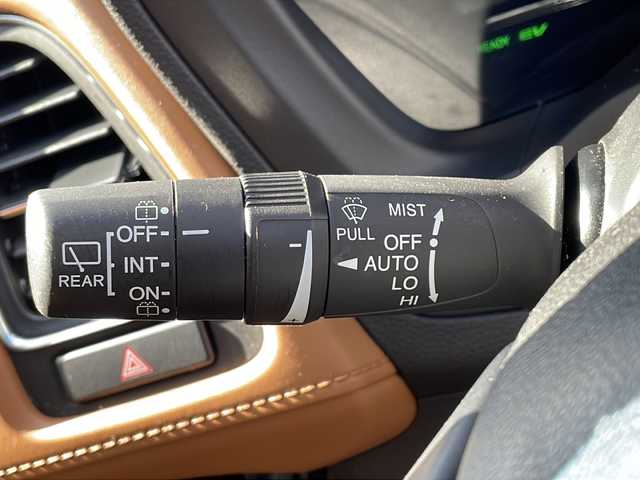 ホンダ ヴェゼル ハイブリッド Z ホンダセンシング 新潟県 2019(平31)年 4.3万km プラチナホワイトパール 純正メモリナビ/（DTV/DVD/Bluetooth）/ホンダセンシング/衝突軽減/レーンキープアシスト/先行発進検知/クルーズコントロール/バックカメラ/ビルドインETC/ハーフレザーシート/シートヒーター/革巻きステア/パドルシフト/防眩ミラー/フロアマット/LEDヘッドライト/フォグランプ/ウィンカーミラー/電格ミラー/ドアバイザー