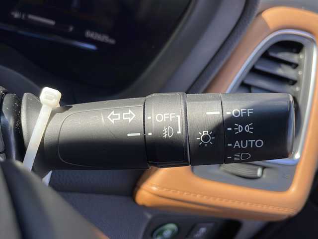 ホンダ ヴェゼル ハイブリッド Z ホンダセンシング 新潟県 2019(平31)年 4.3万km プラチナホワイトパール 純正メモリナビ/（DTV/DVD/Bluetooth）/ホンダセンシング/衝突軽減/レーンキープアシスト/先行発進検知/クルーズコントロール/バックカメラ/ビルドインETC/ハーフレザーシート/シートヒーター/革巻きステア/パドルシフト/防眩ミラー/フロアマット/LEDヘッドライト/フォグランプ/ウィンカーミラー/電格ミラー/ドアバイザー