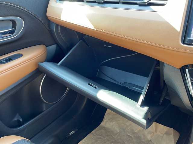 ホンダ ヴェゼル ハイブリッド Z ホンダセンシング 新潟県 2019(平31)年 4.3万km プラチナホワイトパール 純正メモリナビ/（DTV/DVD/Bluetooth）/ホンダセンシング/衝突軽減/レーンキープアシスト/先行発進検知/クルーズコントロール/バックカメラ/ビルドインETC/ハーフレザーシート/シートヒーター/革巻きステア/パドルシフト/防眩ミラー/フロアマット/LEDヘッドライト/フォグランプ/ウィンカーミラー/電格ミラー/ドアバイザー