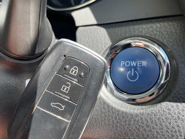 トヨタ カムリ G レザーパッケージ 愛知県 2017(平29)年 4.2万km プラチナホワイトパールマイカ トヨタセーフティセンス/純正8型ナビ/レーダークルーズコントロール/シートヒーター/バックカメラ/パワーシート/ヘッドアップディスプレイ/純正アルミホイール/ブラインドスポットモニター/LEDヘッドライト/オートマチックハイビーム/ドライブレコーダー/ETC/衝突軽減システム/フルセグ/CD DVD/Bluetooth/ステアリングスイッチ/スマートキー/プッシュスタート