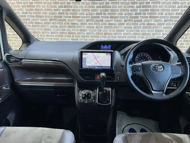 トヨタ エスクァイア Gi プレミアムパッケージ 岩手県 2018(平30)年 8.9万km ホワイトパールクリスタルシャイン ４WD/TRDスポイラー/ALPINE後席モニター/ALPINE９インチナビ/寒冷地仕様/両側パワースライドドア/トヨタセーフティセンスC/プリクラッシュセーフティ/レーンディパーチャーアラート/オートマチックハイビーム/先行車発進告知機能/クルーズコントロール/横滑り防止装置/アイドリングストップ/MTモード付AT/シートヒーター/ステアリングヒーター/ロールサンシェード/リヤオートエアコン/エンジンスターター/バックカメラ/ドライブレコーダー/ETC/LEDヘッドランプ/純正１５インチアルミホイール