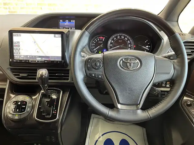 トヨタ エスクァイア Gi プレミアムパッケージ 岩手県 2018(平30)年 8.9万km ホワイトパールクリスタルシャイン ４WD/TRDスポイラー/ALPINE後席モニター/ALPINE９インチナビ/寒冷地仕様/両側パワースライドドア/トヨタセーフティセンスC/プリクラッシュセーフティ/レーンディパーチャーアラート/オートマチックハイビーム/先行車発進告知機能/クルーズコントロール/横滑り防止装置/アイドリングストップ/MTモード付AT/シートヒーター/ステアリングヒーター/ロールサンシェード/リヤオートエアコン/エンジンスターター/バックカメラ/ドライブレコーダー/ETC/LEDヘッドランプ/純正１５インチアルミホイール