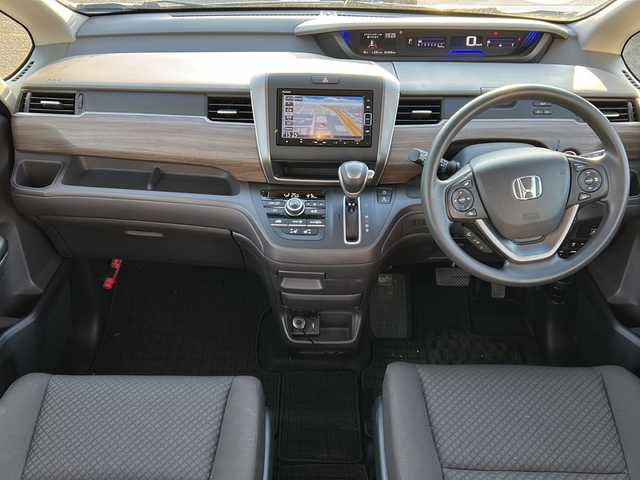 ホンダ フリード G ホンダセンシング 道東・釧路十勝 2022(令4)年 1.4万km プラチナホワイトパール 4WD/サイドリフトアップシート車/純正メモリナビ　/(AM/FM/フルセグTV/ＤＶＤ再生/Ｂｌｕｅｔｏｏｔｈ接続)　/前後ドライブレコーダー　/ビルトインＥＴＣ　/バックカメラ/両側パワースライドドア　/前席シートヒーター　/渋滞追従機能付アダプティブ・クルーズ・コントロール　/リアコーナーセンサー　/レーンアシスト/衝突軽減ブレーキ/横滑り防止装置/アイドリングストップ/スマートキー/プッシュスタート/純正LEDヘッドライト/純正フロアマット/スタッドレスタイヤ積み込み/・185/65/R15/・溝5ミリ