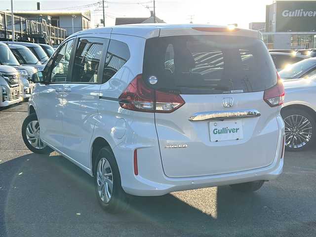 ホンダ フリード G ホンダセンシング 道東・釧路十勝 2022(令4)年 1.4万km プラチナホワイトパール 4WD/サイドリフトアップシート車/純正メモリナビ　/(AM/FM/フルセグTV/ＤＶＤ再生/Ｂｌｕｅｔｏｏｔｈ接続)　/前後ドライブレコーダー　/ビルトインＥＴＣ　/バックカメラ/両側パワースライドドア　/前席シートヒーター　/渋滞追従機能付アダプティブ・クルーズ・コントロール　/リアコーナーセンサー　/レーンアシスト/衝突軽減ブレーキ/横滑り防止装置/アイドリングストップ/スマートキー/プッシュスタート/純正LEDヘッドライト/純正フロアマット/スタッドレスタイヤ積み込み/・185/65/R15/・溝5ミリ