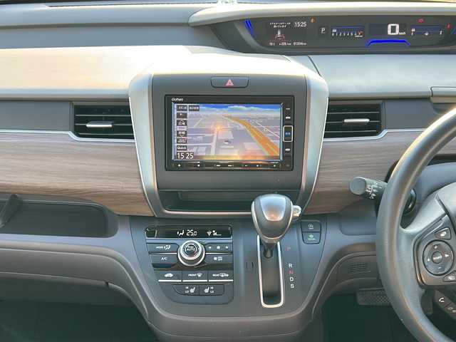 ホンダ フリード G ホンダセンシング 道東・釧路十勝 2022(令4)年 1.4万km プラチナホワイトパール 4WD/サイドリフトアップシート車/純正メモリナビ　/(AM/FM/フルセグTV/ＤＶＤ再生/Ｂｌｕｅｔｏｏｔｈ接続)　/前後ドライブレコーダー　/ビルトインＥＴＣ　/バックカメラ/両側パワースライドドア　/前席シートヒーター　/渋滞追従機能付アダプティブ・クルーズ・コントロール　/リアコーナーセンサー　/レーンアシスト/衝突軽減ブレーキ/横滑り防止装置/アイドリングストップ/スマートキー/プッシュスタート/純正LEDヘッドライト/純正フロアマット/スタッドレスタイヤ積み込み/・185/65/R15/・溝5ミリ